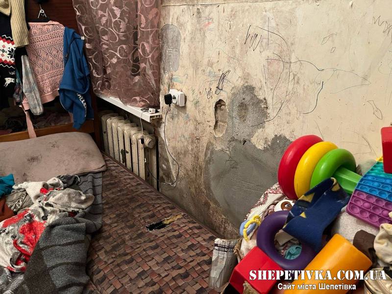 У Шепетівці ювенальні поліцейські та соцслужби перевірили родину, де діти перебували в небезпеці