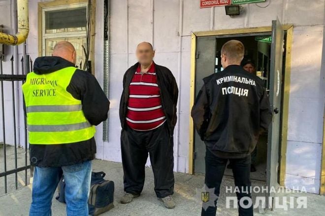 Молдавського рецидивіста з Шепетівської виправної колонії повернули на Батьківщину