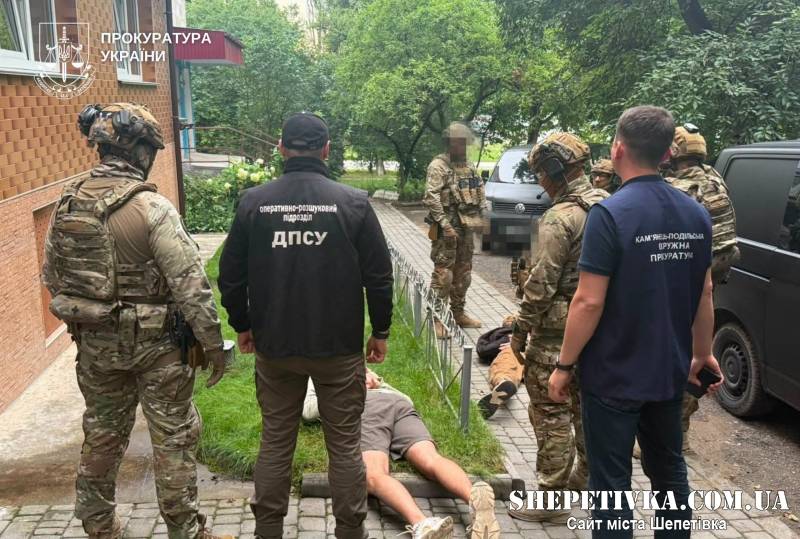 6000 доларів за втечу до Молдови: «на гарячому» затримали двох організаторів зі Львівщини