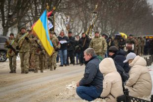 На Шепетівщині в останню дорогу провели мужнього воїна Дмитра Кирилюка