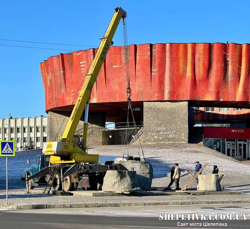 У Шепетівці остаточно демонтовують пам’ятник Островському