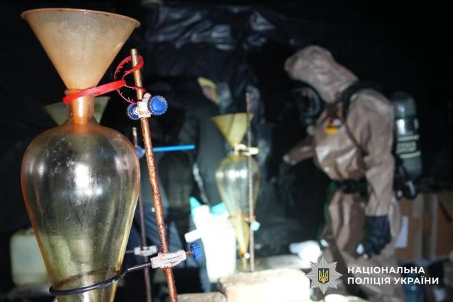 «Breaking Bad» по-хмельницьки: правоохоронці накрили лабораторію амфетаміну у вантажівці