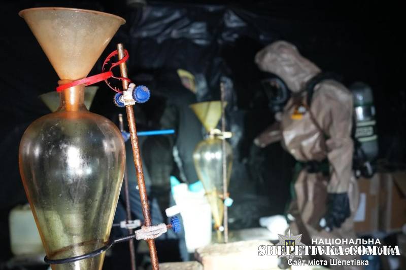 «Breaking Bad» по-хмельницьки: правоохоронці накрили лабораторію амфетаміну у вантажівці