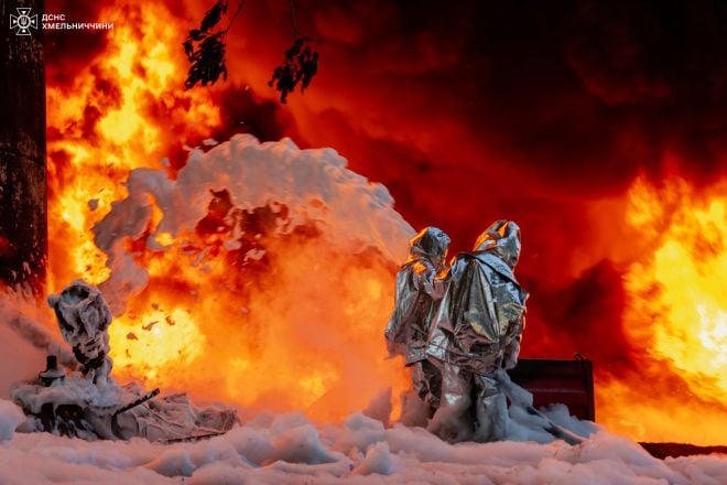 Рятувальники Хмельниччини показали як ліквідовували пожежу після ворожої атаки