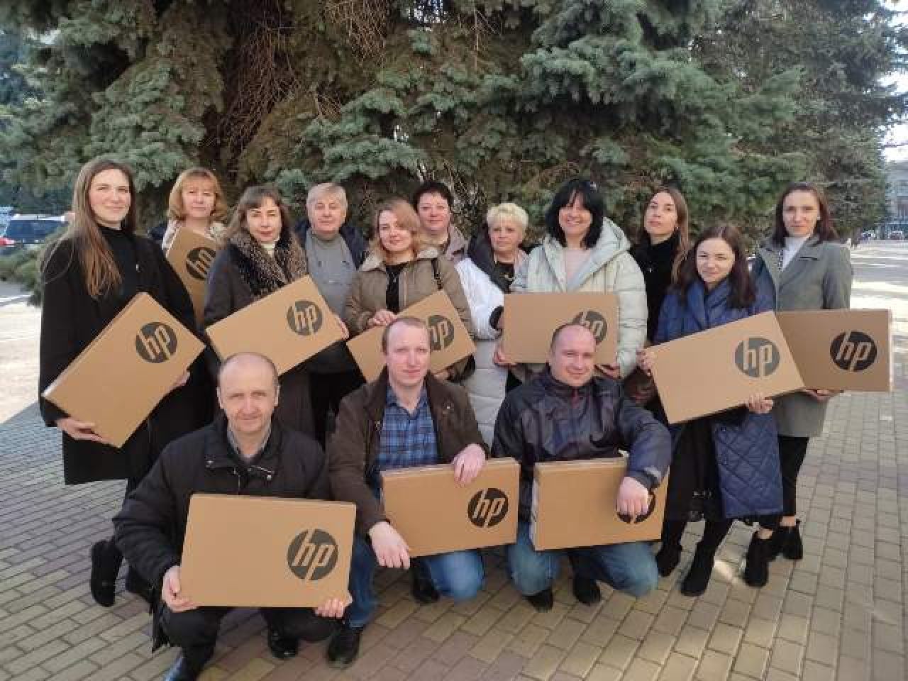 Кілька десятків педагогів Шепетівщини отримали по сучасному ноутбуку