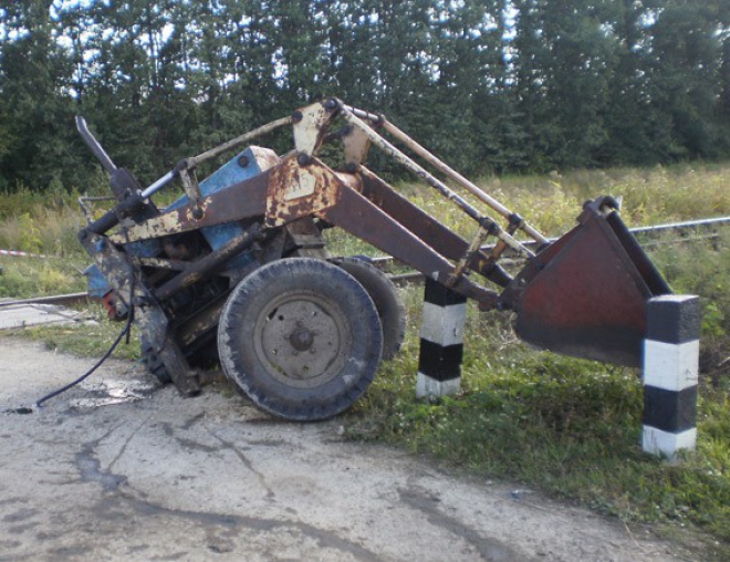 Локомотив розірвав трактор