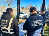 12 000 доларів за працевлаштування та бронь від служби: поліцейські викрили двох спільників
