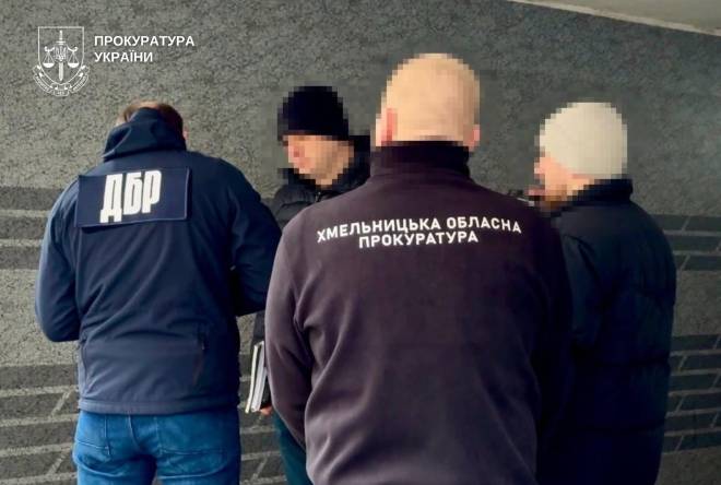 Продавали дозволи поштою: на Хмельниччині судитимуть посадовця Держпраці та комерсантку