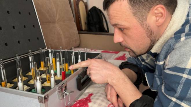 Скульптури від двох міліметрів: як митець з Шепетівщини створює мініатюрні фігури та допомагає ЗСУ