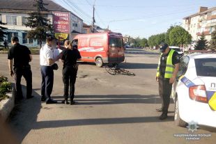 Біля відділку поліції збили велосипедиста