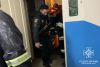 У Шепетівці надзвичайники відчинили квартиру чоловіка, який потребував меддопомоги