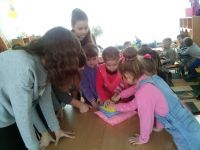 Школярі своїми руками зробили іграшки для дитячого садочку