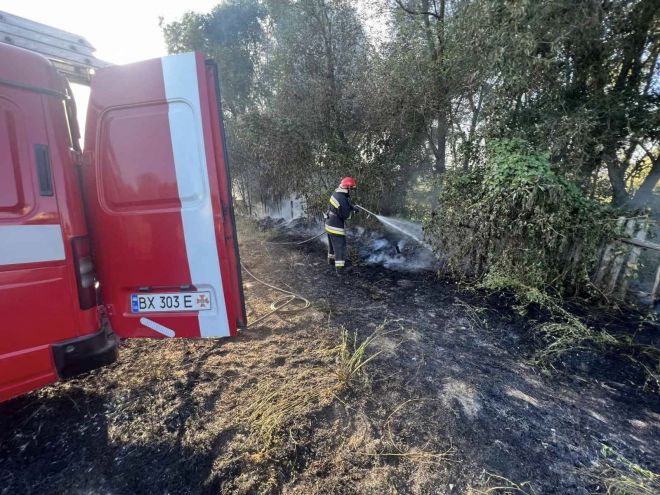 Рятувальники на Шепетівщині довелось ліквідовувати пожежу дерев&#039;яного паркану