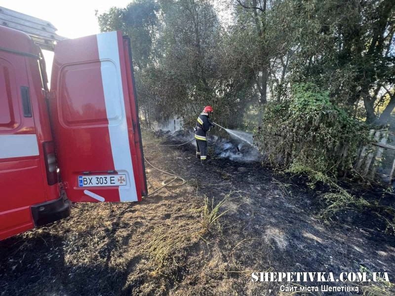 Рятувальники на Шепетівщині довелось ліквідовувати пожежу дерев&#039;яного паркану