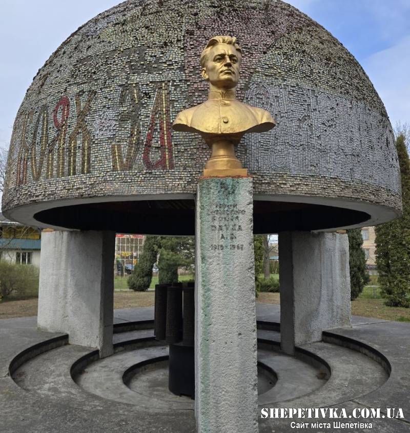 У Славуті все ніяк не можуть демонтувати погруддя Антону Одусі (оновлено)