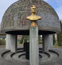 У Славуті все ніяк не можуть демонтувати погруддя Антону Одусі (оновлено)