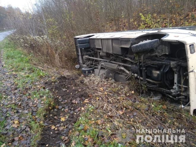 Рейсовий автобус &quot;Львів-Шепетівка&quot; вилетів з траси, водій загинув