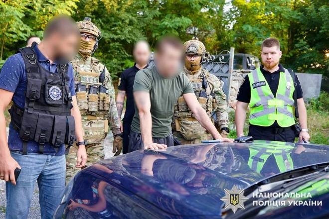 Вчиняв розпусні дії щодо учениць: затримали директора мовної школи
