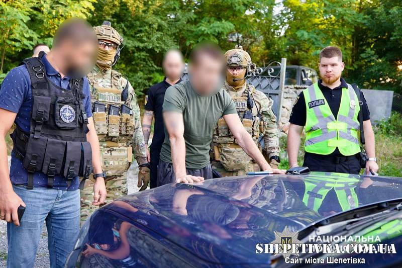 Вчиняв розпусні дії щодо учениць: затримали директора мовної школи