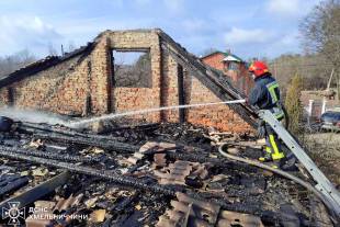 На Шепетівщині після пожежі вогнеборці виявили тіла двох жінок