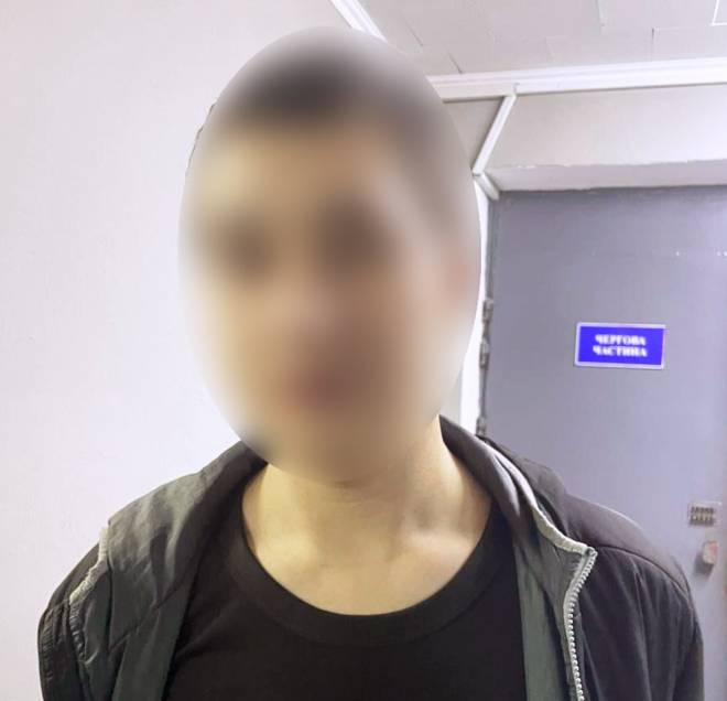 У Нетішині судили молодика, який зняв кошти з картки родича та продав його телефон