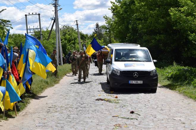 Довгі місяці невідомості: у Берездові попрощалися з 27-річним воїном Володимиром Рибіцьким