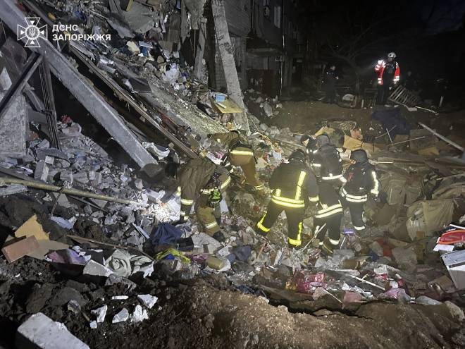 Рятувальники розбирають завали після удару в Запоріжжі