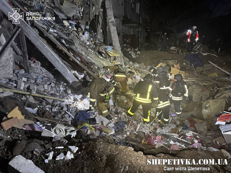 Рятувальники розбирають завали після удару в Запоріжжі
