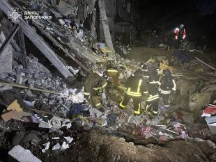 Рятувальники розбирають завали після удару в Запоріжжі