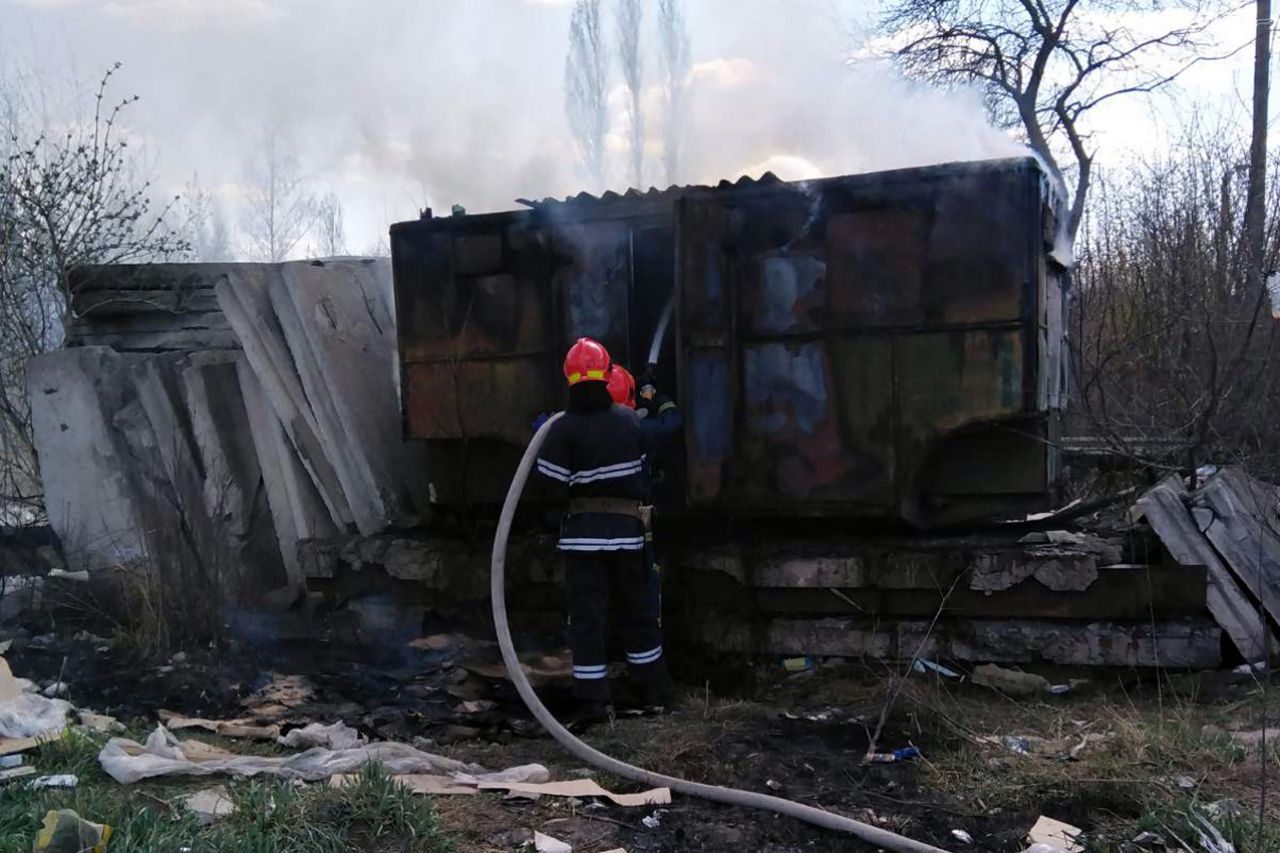 На вулиці Судилківській підпалили контейнер з макулатурою