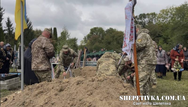 До останнього подиху боронив Україну: у селі В’язовець прощались із Олегом Шевякіним