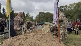 До останнього подиху боронив Україну: у селі В’язовець прощались із Олегом Шевякіним
