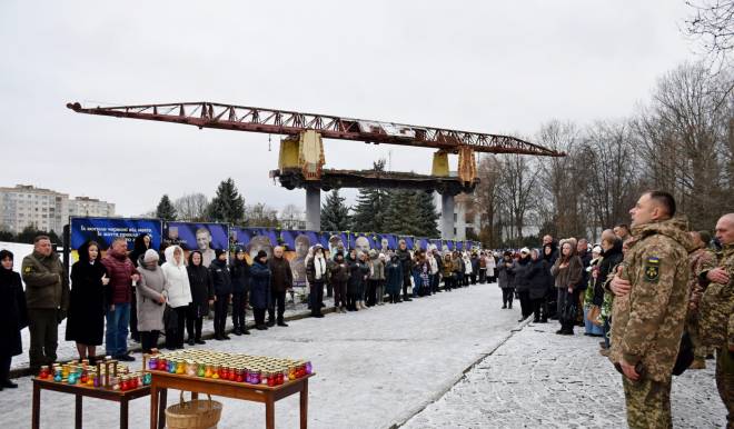 Світло, що долає темряву: на Алеї Пам’яті у Шепетівці засяяв Вифлеємський вогонь