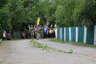 Аналіз ДНК поставив крапку в пошуках: на Шепетівщині прощалися із захисником Міщуком Анатолієм