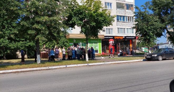 Черга під відділенням «А-Банку»: чи справді там видають грошову допомогу пенсіонерам?