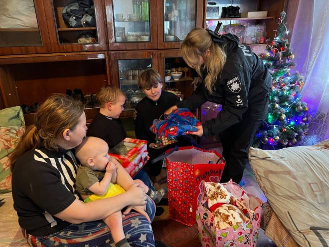 Нетішинські школярі подарували свято родині, яка втратила дім та дитину через ракетний удар