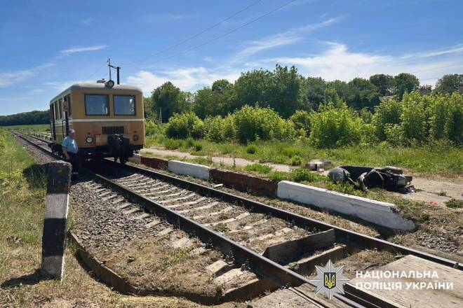 Підліток на мопеді зіткнувся з дрезиною: на жаль він загинув