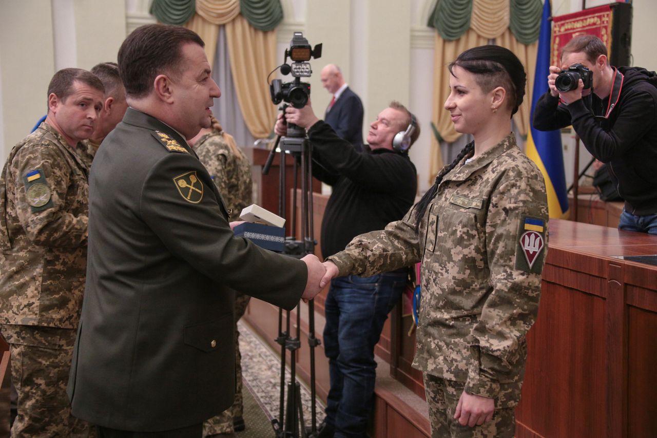 Наша землячка отримала годинник із рук Міністра оборони України