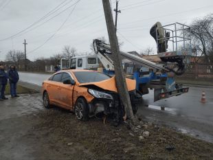 У Шепетівці іномарка врізалась в електроопору