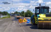 На околиці Шепетівки ліківдовують деформацію дорожнього покриття