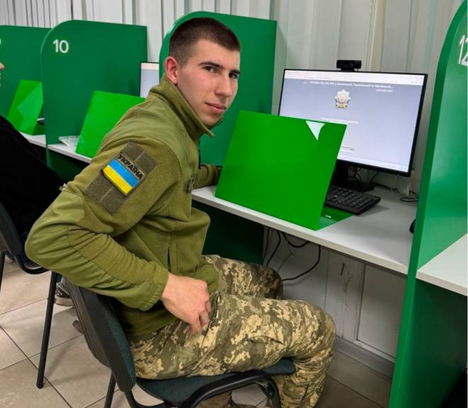 У сервісному центрі МВС Хмельницького встановлюють захисні панелі під час складання іспитів