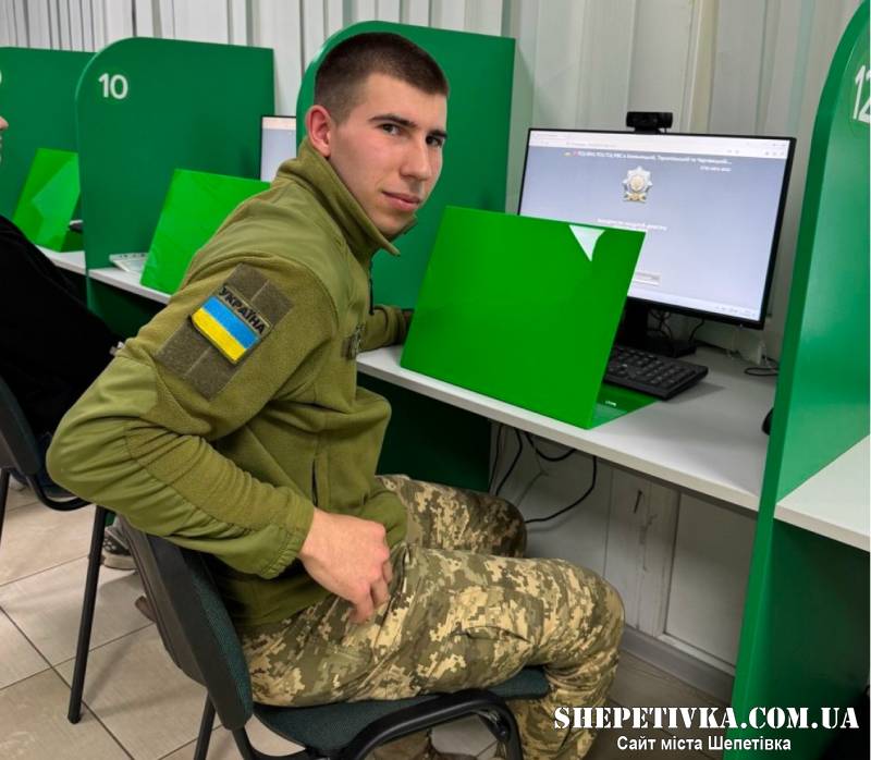 У сервісному центрі МВС Хмельницького встановлюють захисні панелі під час складання іспитів