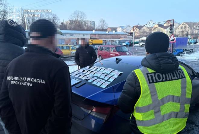 «Поки одні на фронті, інші кришують права»: гучний скандал із хабарями сколихнув Хмельниччину