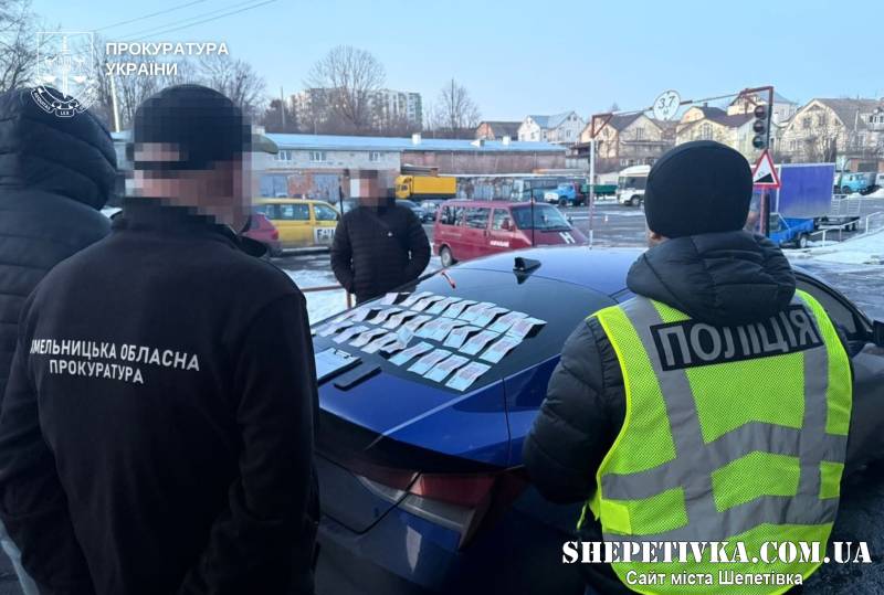 «Поки одні на фронті, інші кришують права»: гучний скандал із хабарями сколихнув Хмельниччину