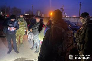 Затримали групу псевдоволонтерів, які продавали автівки призначені ЗСУ