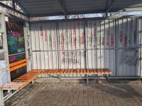 У Нетішині вандали знову «щедро» розмалювали зупинки та дорожні знаки