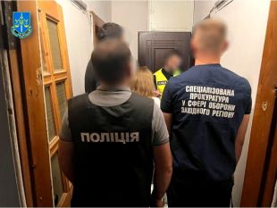 2 000 доларів за виключення зі списків призовників: на Хмельниччині викрили офіцера центру комплектування