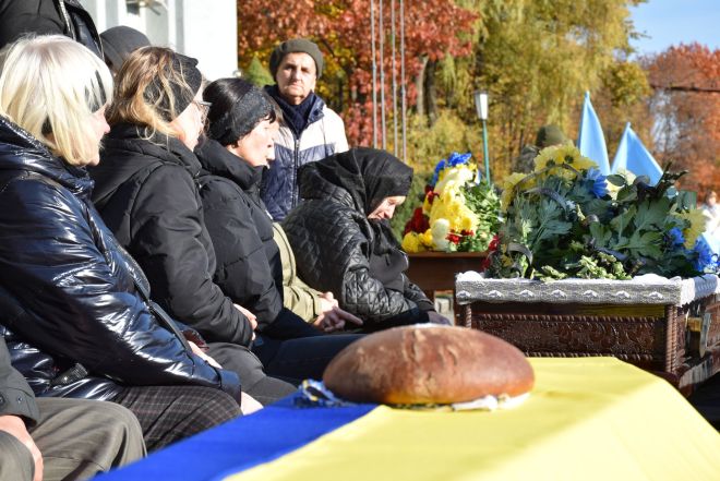 Мав поранення, але повернувся до побратимів: у Шепетівці прощалися із Андрієм Папашем