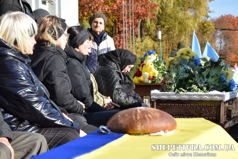 Мав поранення, але повернувся до побратимів: у Шепетівці прощалися із Андрієм Папашем