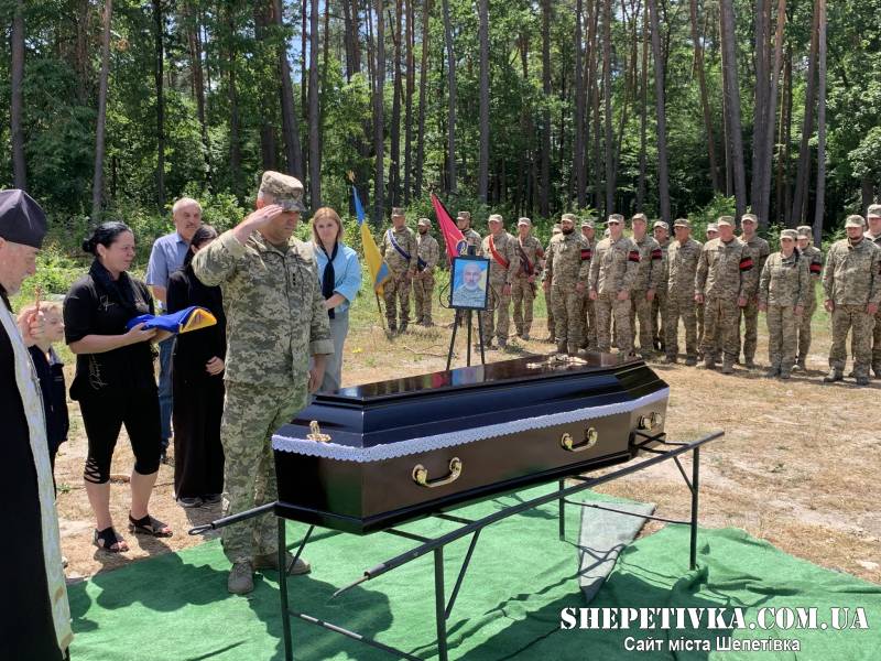З фронту повернувся з підірваним здоров'ям: у Славуті попрощалися із Захисником Дмитром Яцкевичем